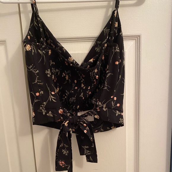 Black floral print cropped tank top. - Picture 3 of 7